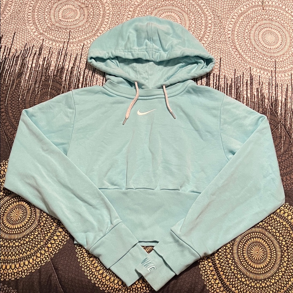 nike cropped hoodie